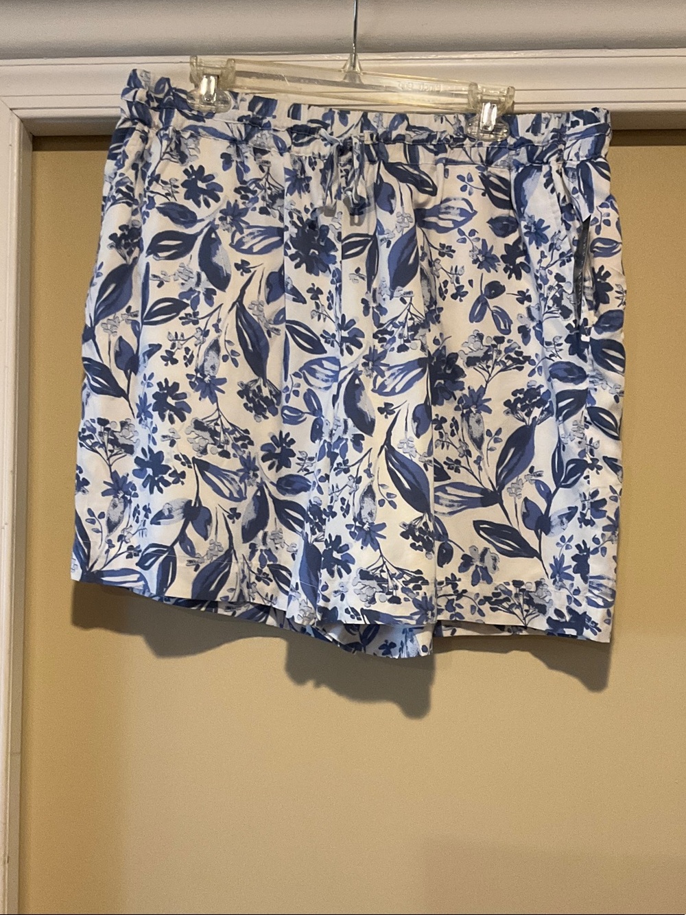 NWT Kim Rodgers Large Blue Floral Drawstring Shorts with an elastic waist